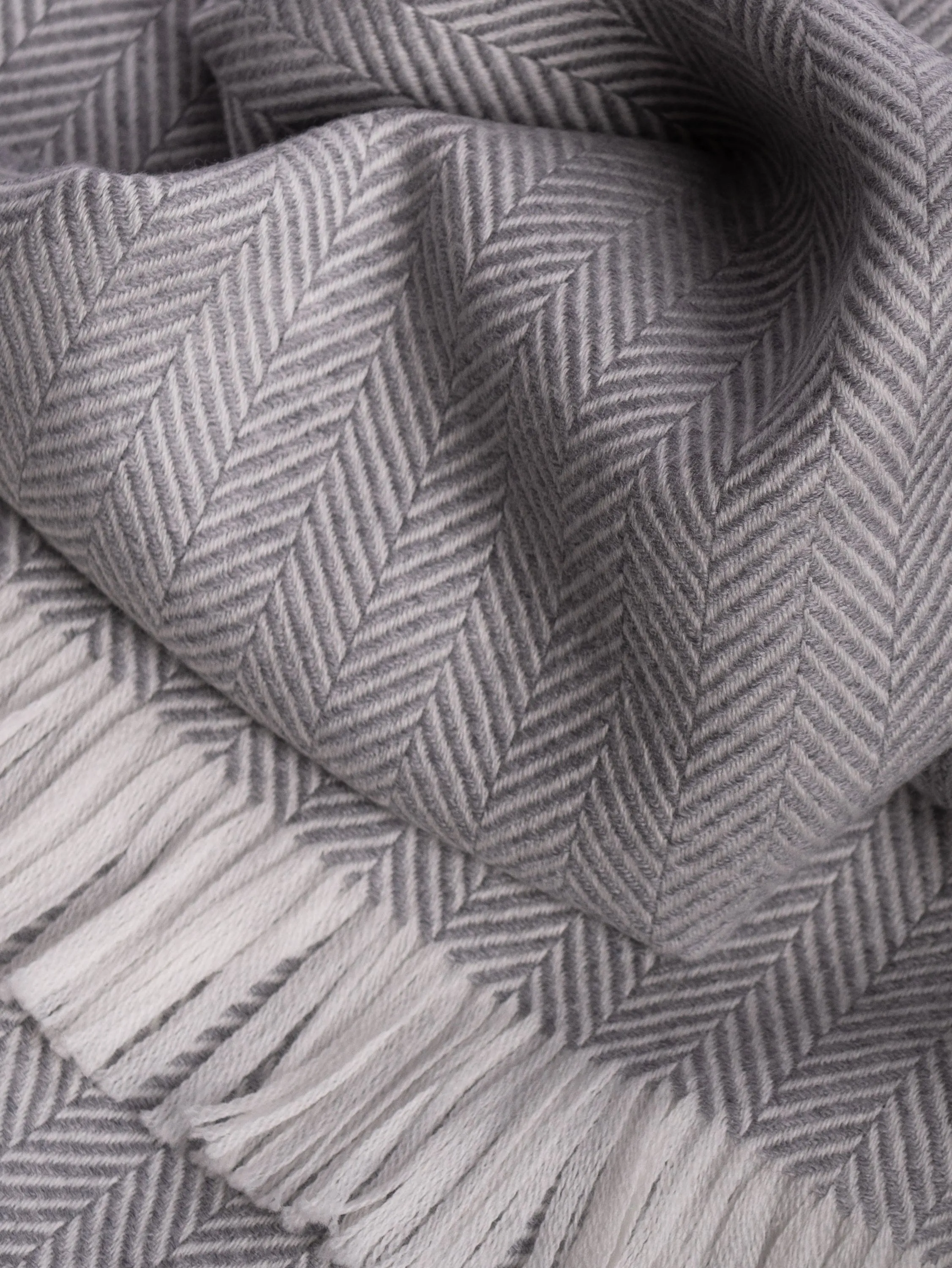 HERRINGBONE SCARF <BR> SILVER GREY